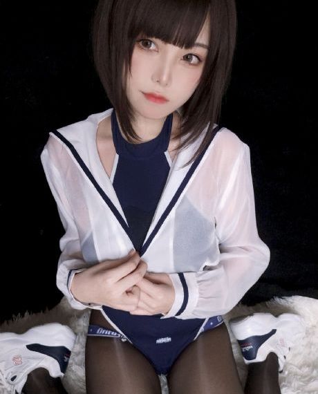 把她按在桌子上吃她的奶头_高清电影完整版在线观看